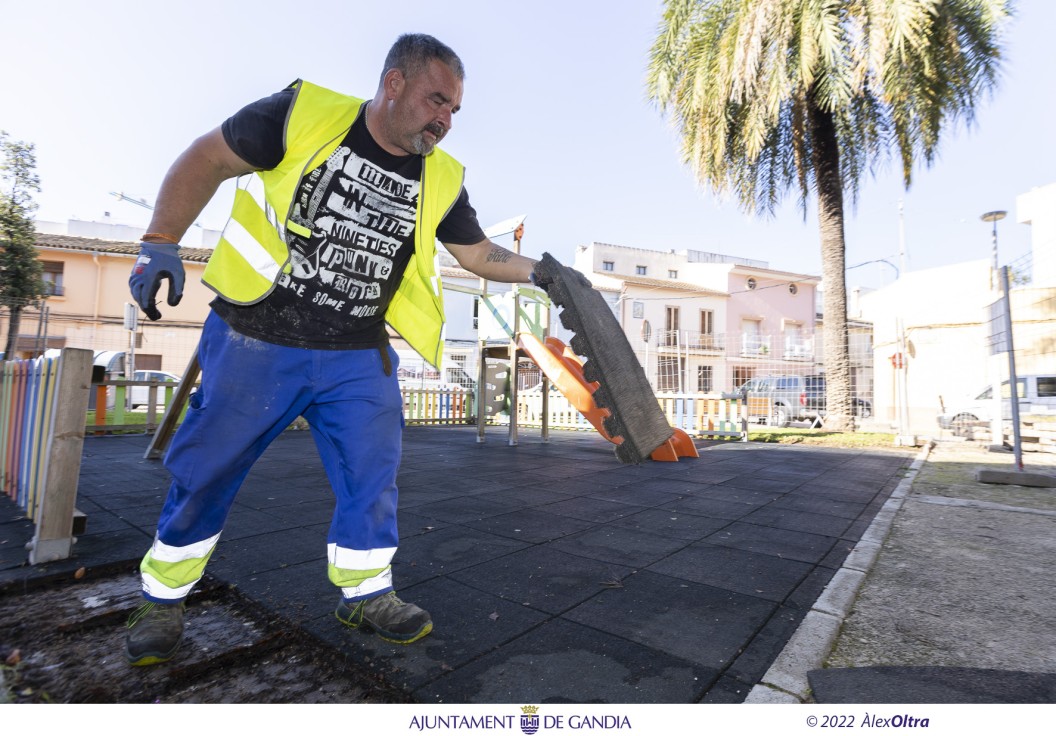 Gandia invertirá 204.000 euros en renovar el caucho de trece parques infantiles
