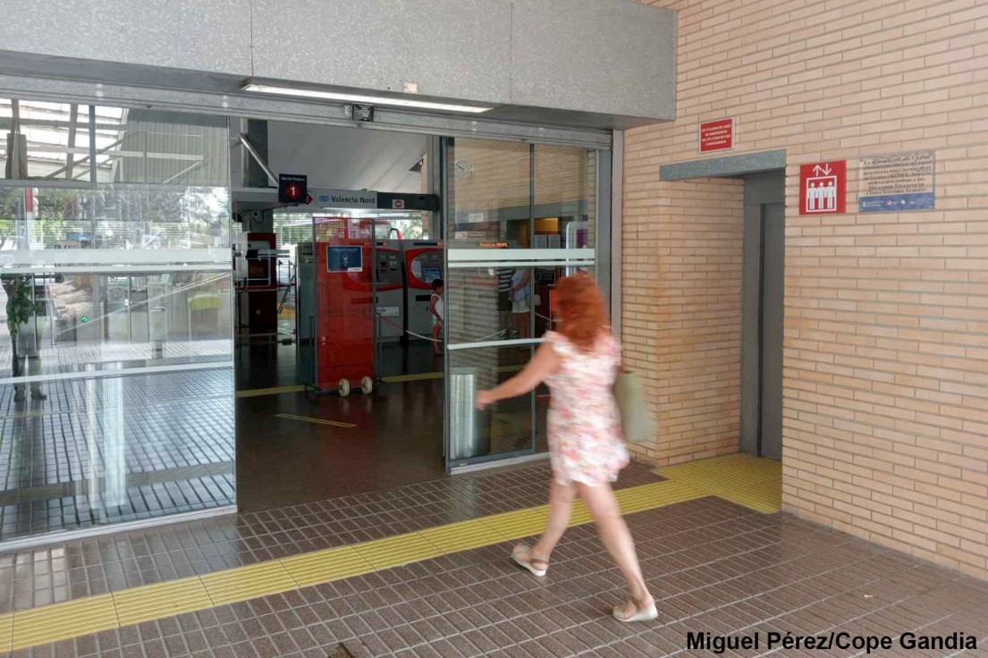 Un tren de mercancías ocupa una vía y produce retrasos en el tren Gandia-València