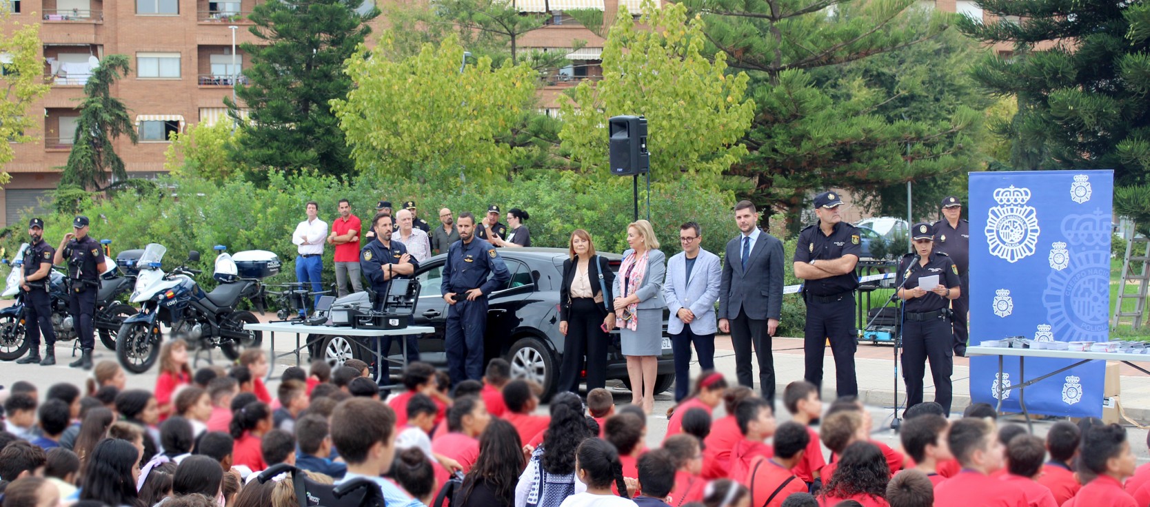 La Policía Nacional muestra sus unidades a 1.800 escolares de Gandia y Benirredrà