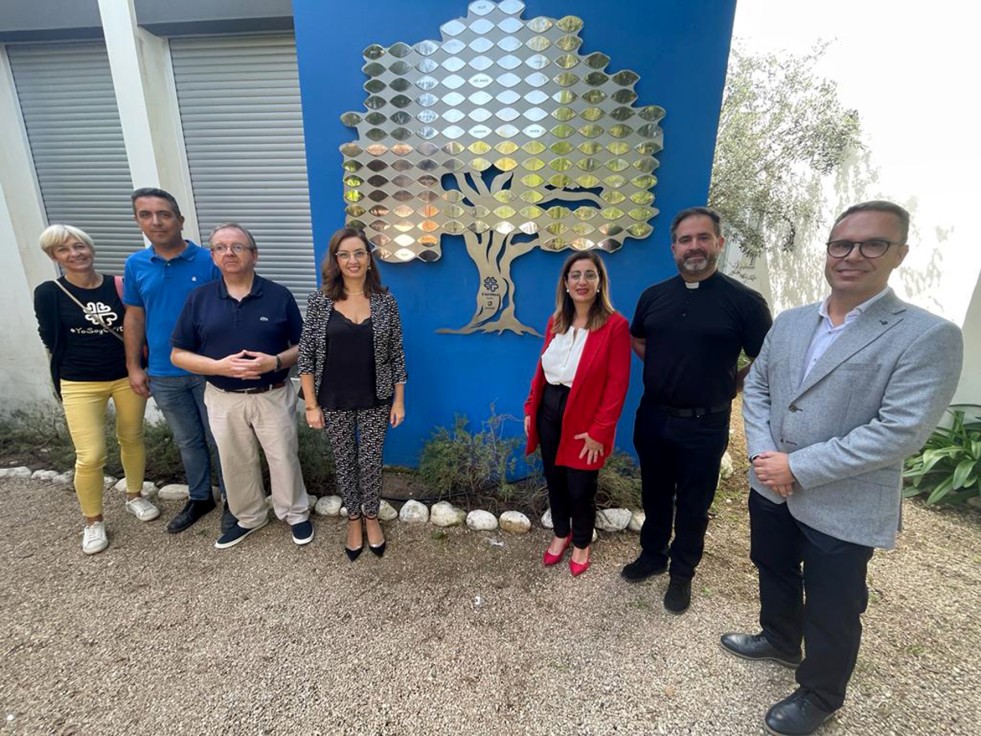 Cáritas instala un árbol de la memoria en recuerdo a las personas sin hogar fallecidas en Gandia