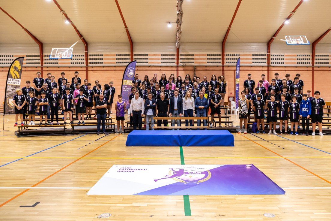 Se presentan los equipos del Club Balonmano Gandia en el Pabellón del Raval 