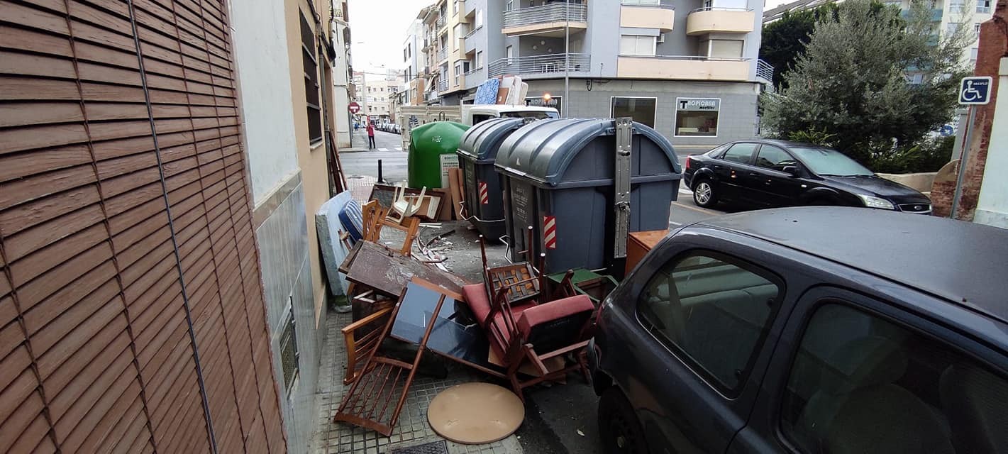 Las multas del Plan Respeta no evitan que algunas calles de Gandia sean vertederos