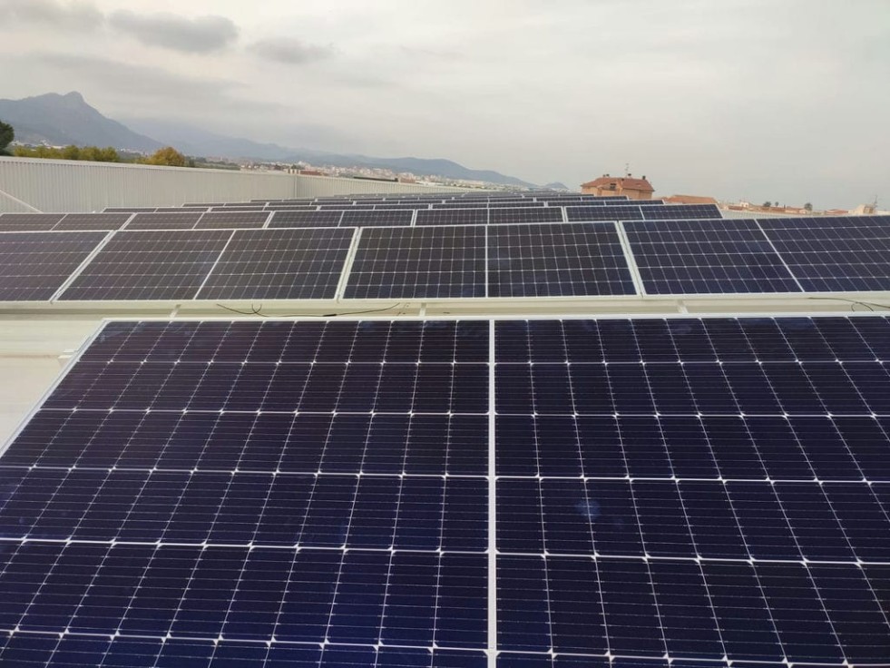 Bellreguard instala placas solares para abastecer las instalaciones y reducir la factura energética