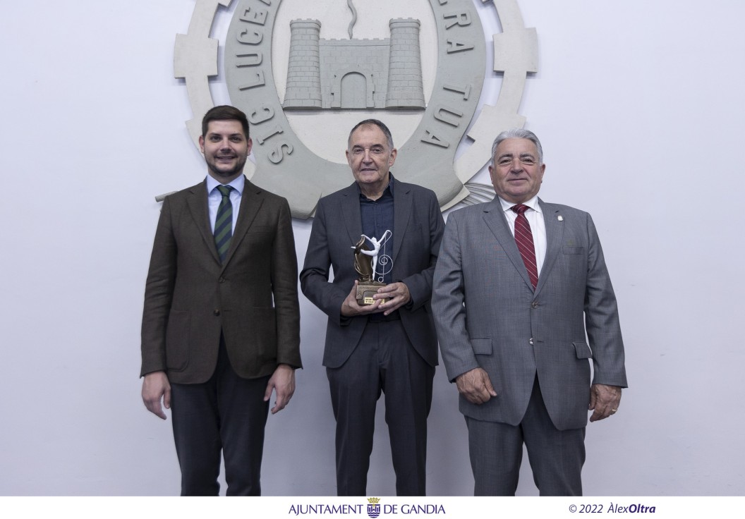 El gandiense Toni Durà recibe el premio a la Trayectoria Cultural otorgado por Fomento de Gandia