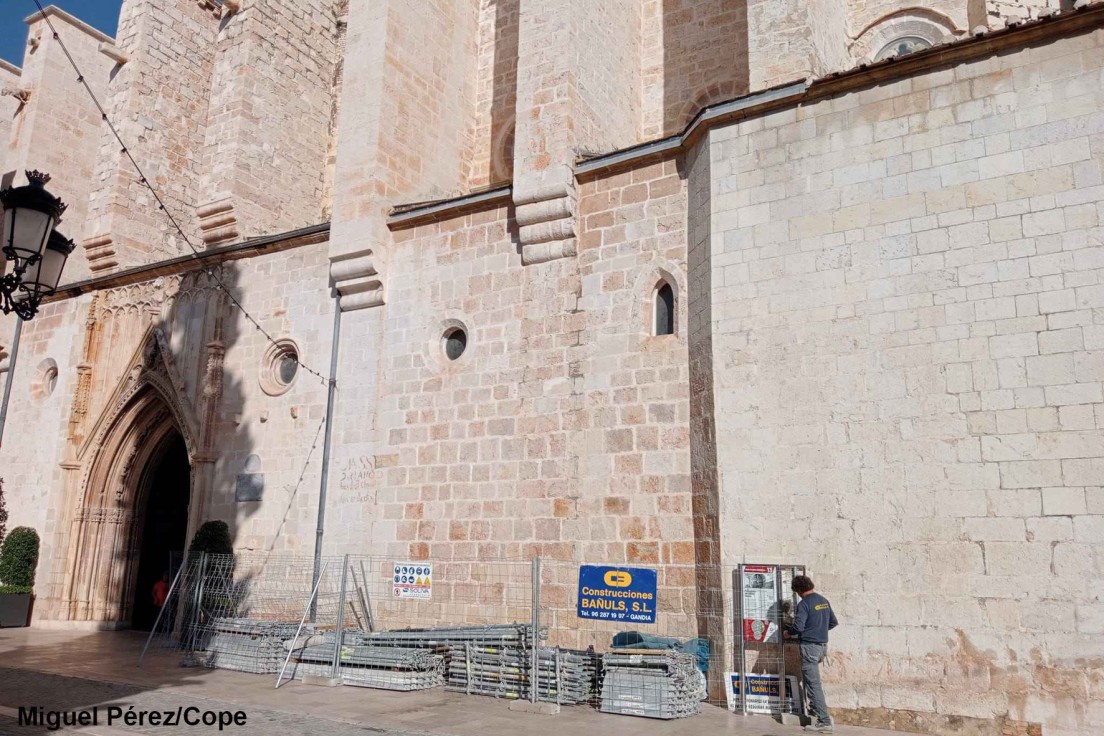 La Colegiata de Gandia vuelve a restaurar los contrafuertes de la Puerta de Santa María