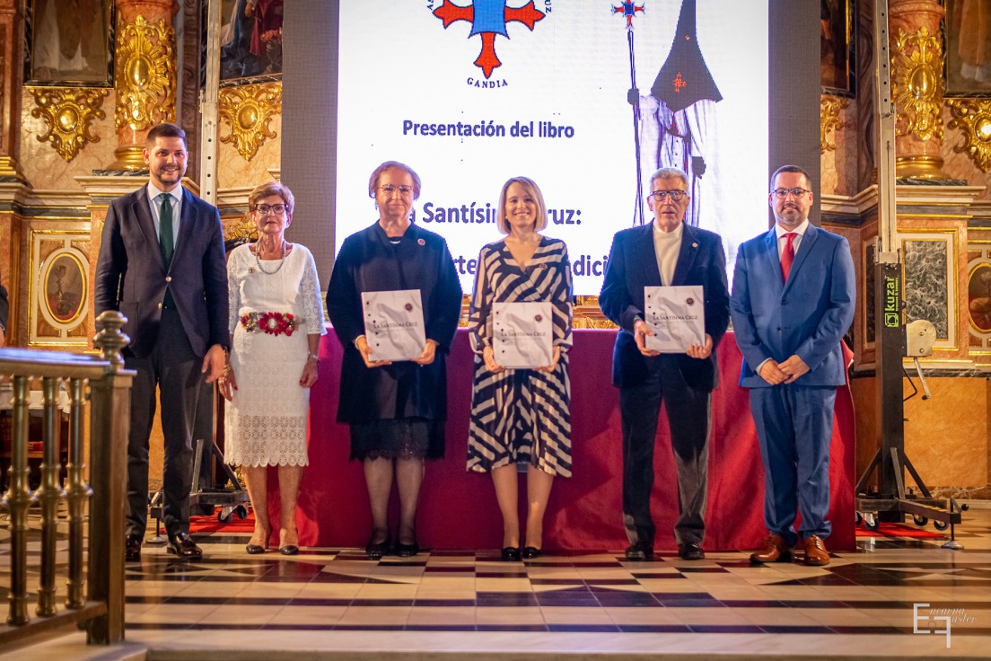 La Hermandad de la Cruz en Gandia presenta el libro 'La Santísima Cruz: Historia, arte, fe y tradición'
