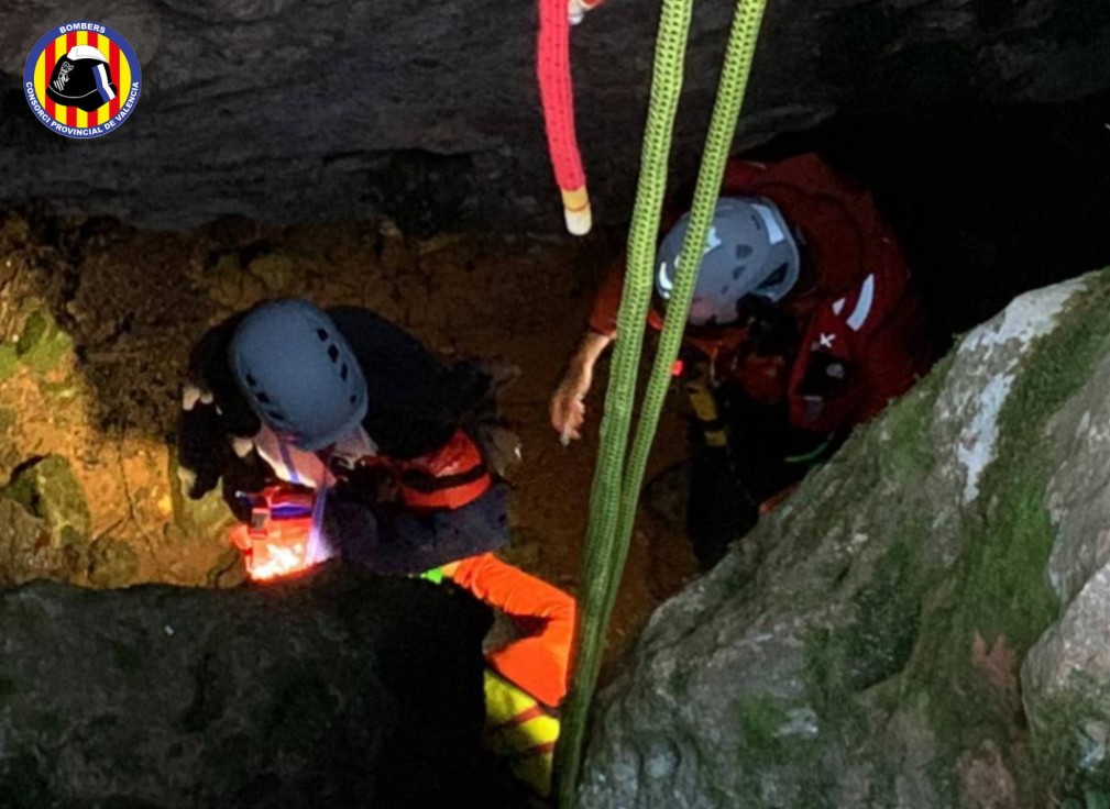 Los Bomberos rescatan a un hombre atrapado en una Cueva de Barx