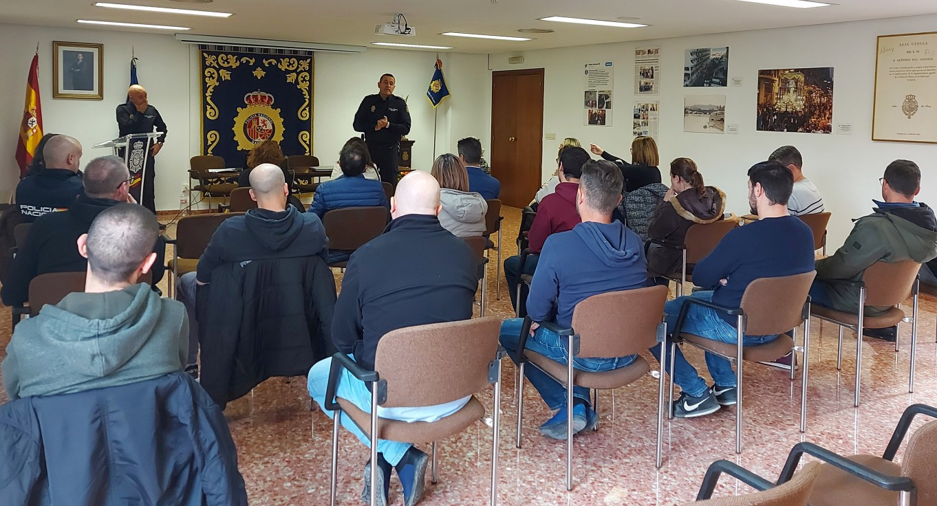 Policía Nacional y Administradores de Fincas tratan sobre la okupación de viviendas en Gandia