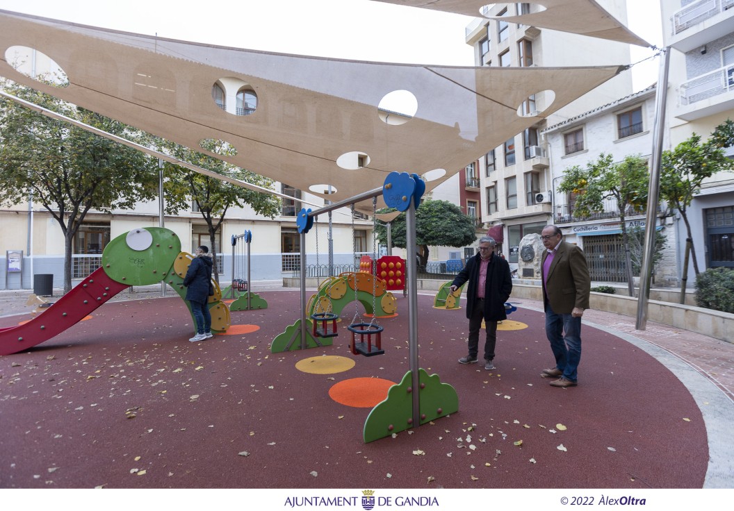 Gandia sustituye el caucho de la plaza Jaume I dentro del Plan de Humanización de plazas y calles