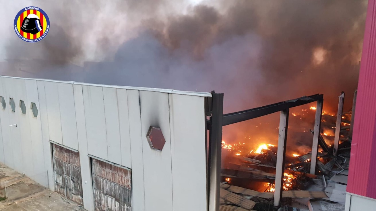 Seis camiones de Bomberos desplazados al incendio de una nave industrial en el polígono Jovades de Oliva