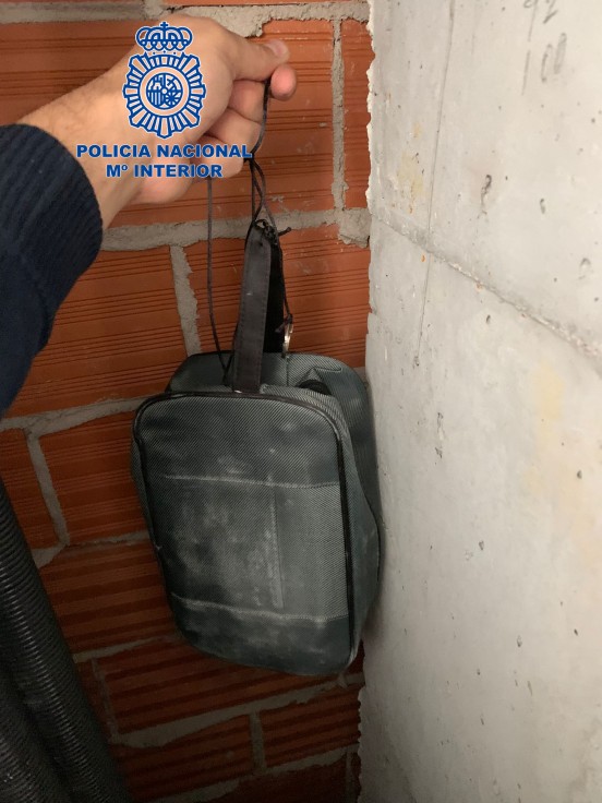 Detenido en Gandia un traficante reincidente que escondía la droga en el hueco del ascensor
