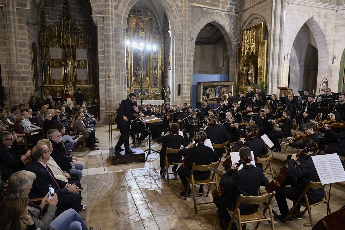 La Orquesta Sinfónica Victoria Fernández celebra con gran éxito su concierto de debut en la Colegiata de Gandia