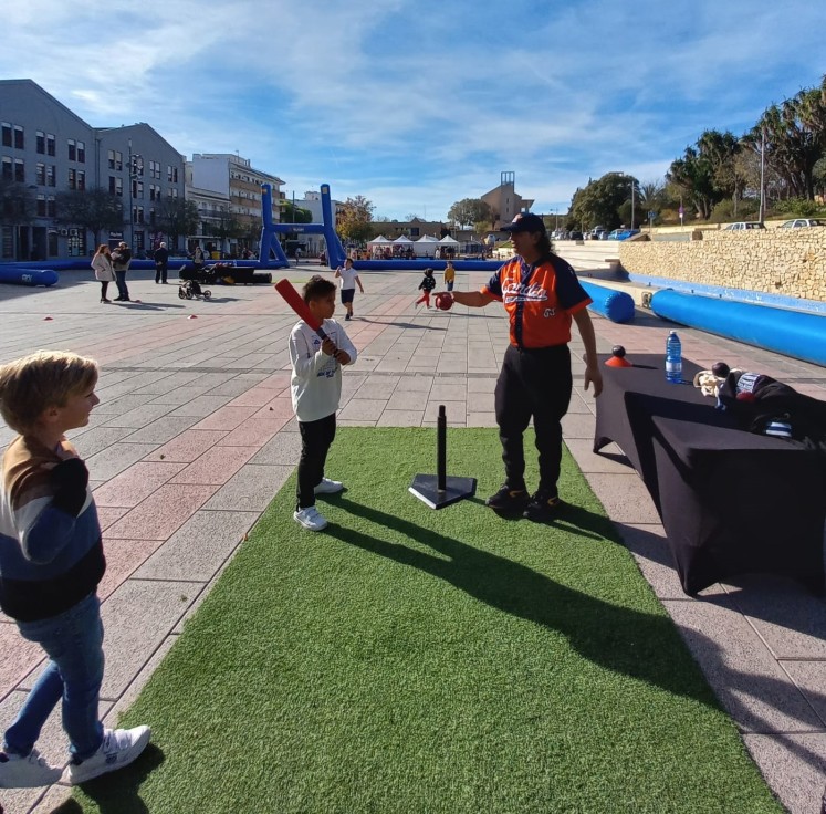 Gandia Beisbol estuvo presente en Jávea para el disfrute de los más pequeños
