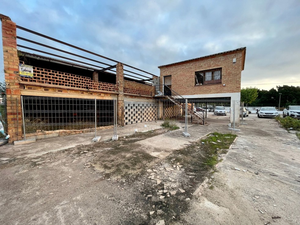 Se ejecuta la retirada de amianto y demolición del antiguo Rejolar de Arlandis en Oliva