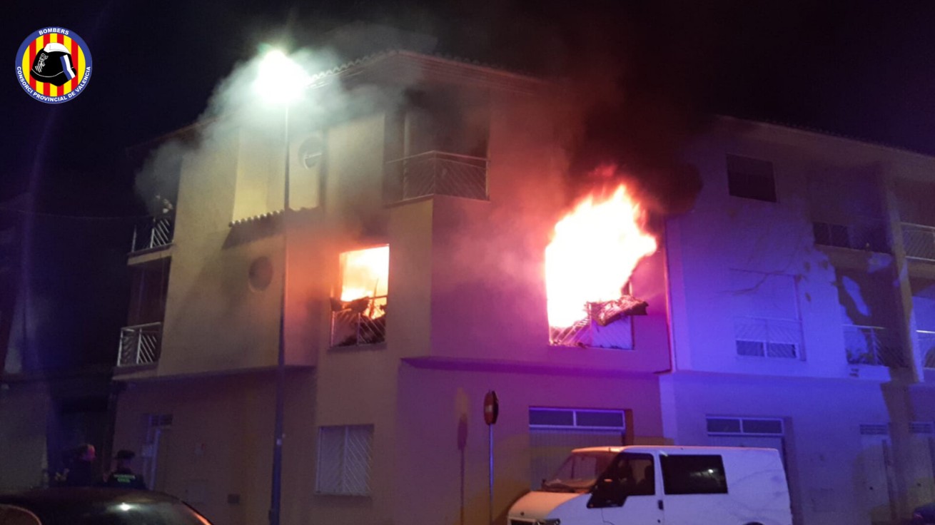 Los Bomberos salvan en Año Nuevo a una madre y sus dos hijos en un incendio en Bellreguard