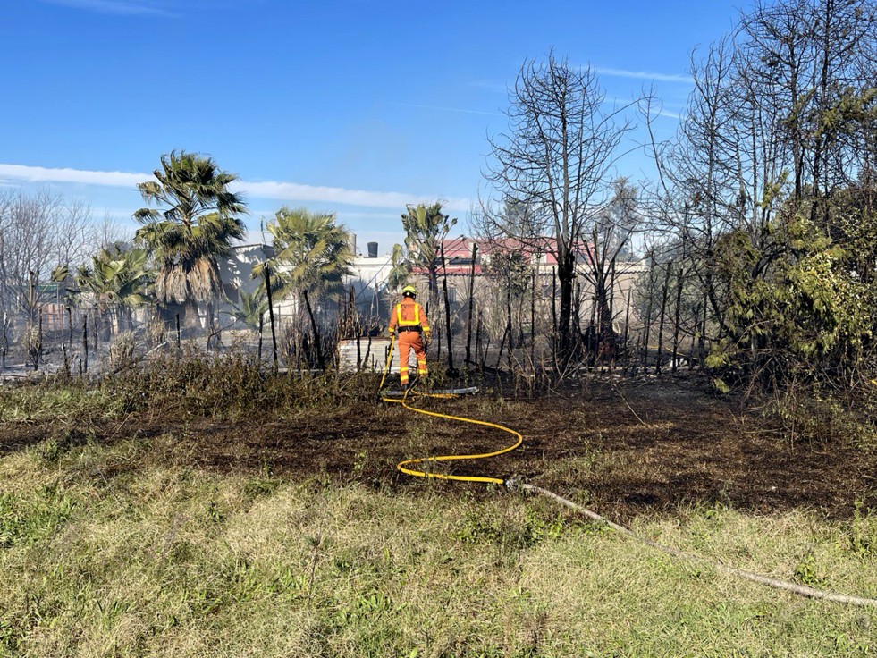 Un incendio a la entrada de la playa de Tavernes moviliza a Bomberos y Policía