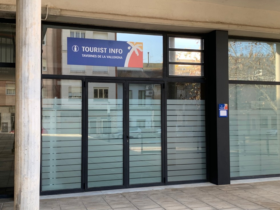Tavernes de la Valldigna recibe una ayuda para abrir la nueva oficina de Turismo