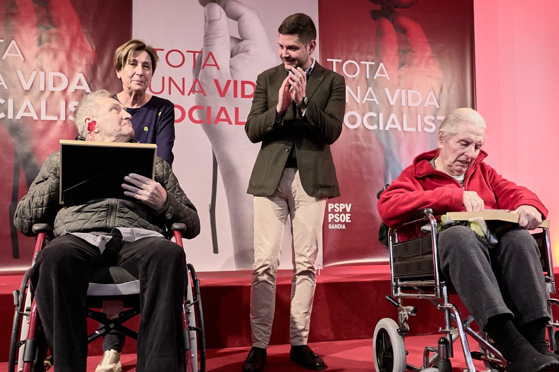 El PSOE de Gandia reconoce en un emotivo acto a sus militantes que han superado el umbral de los 75 años