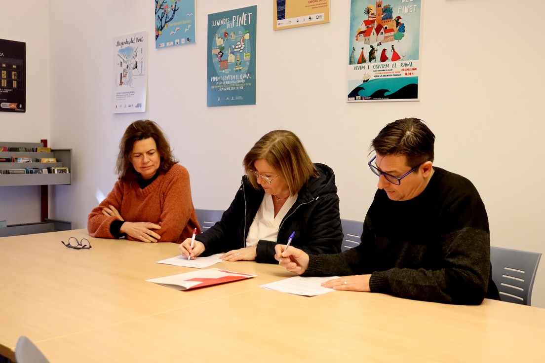 Bibliotecas de Oliva y Cruz Roja firman un convenio de colaboración para fomentar la lectura y la alfabetización digital
