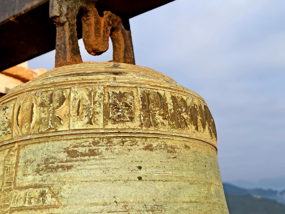 Villalonga restaura la ermita y la campana gótica del siglo XV de origen desconocido