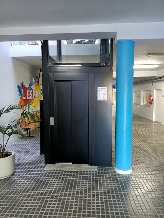 Oliva mejora la accesibilidad al polideportivo municipal con un nuevo ascensor