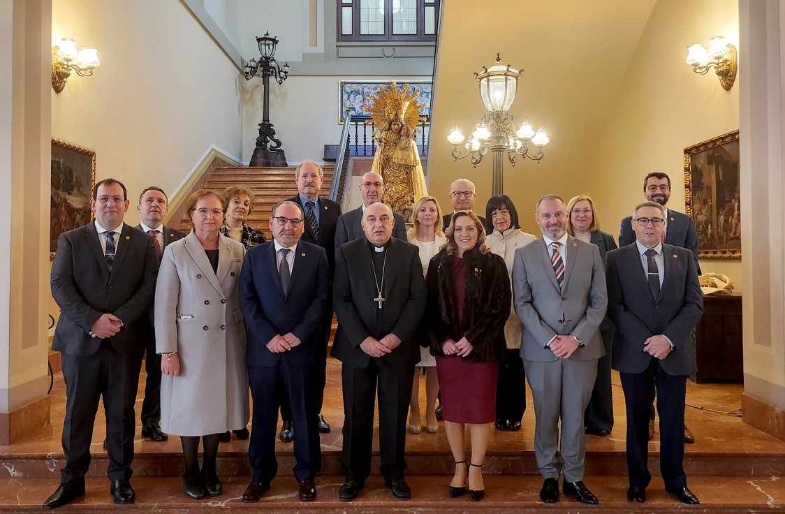 El Arzobispo de València, monseñor Enrique Benavent, recibe en audiencia a la Semana Santa de Gandia