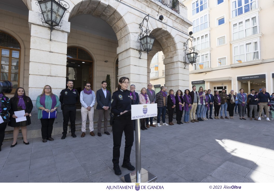 Gandia se suma al Día Internacional de la Mujer con la lectura de un manifiesto en la Plaza Major