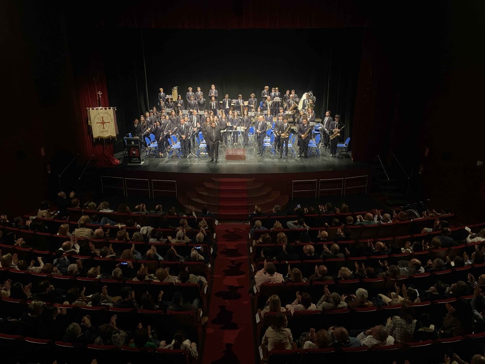 La Hermandad de la Cruz en Gandia presenta su marcha de procesión "Al peu de la Creu" en Concierto de Cuaresma de Música Sacra