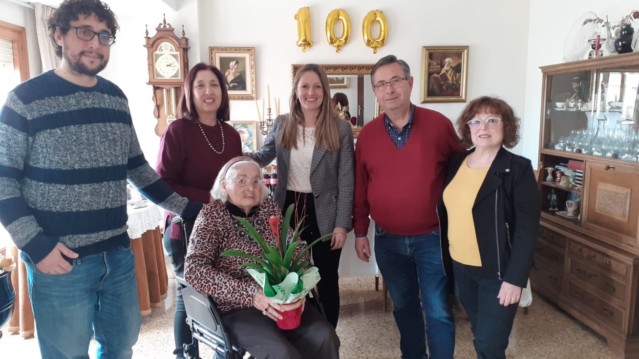 Mercedes Bertomeu Collado recibe la felicitación del Ayuntamiento de Oliva por sus 100 años de vida