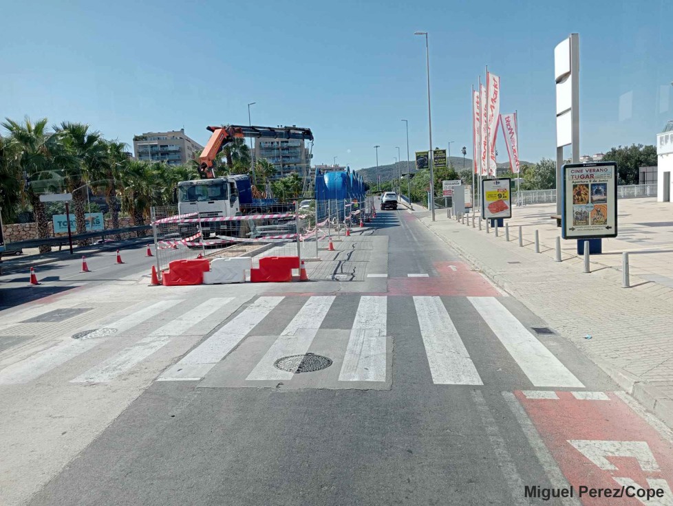 Retenciones de tráfico por el asfaltado de la avenida Blasco Ibáñez en Gandia