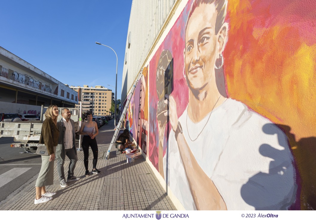 Las mujeres deportistas protagonizan el último mural en Gandia del Serpis Urban Art Project