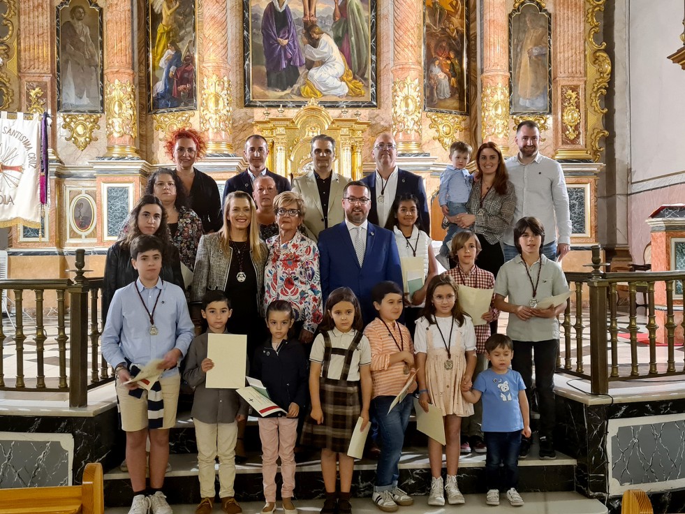 Un total de 25 nuevos cofrades pasan este año a formar parte de la Hermandad de la Santísima Cruz en Gandia
