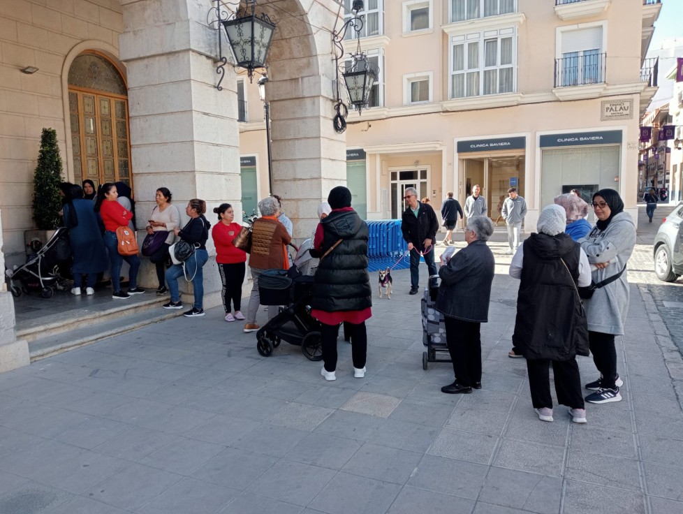 Largas colas en el ayuntamiento de Gandia para obtener presencialmente los cheques consumo que por internet no hay
