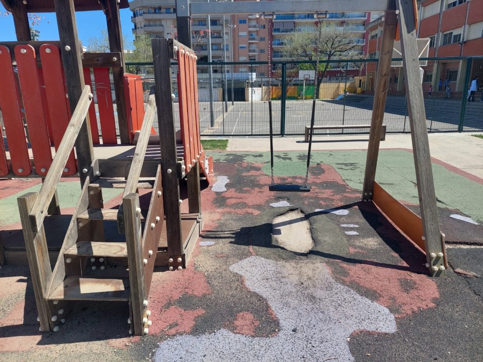 Una fósfora denuncia el ninguneo de Gandia y Conselleria para con el patio del colegio Mondúver