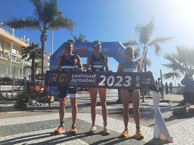 El XIV Triatlón Ciudad de Gandia reúne a más de 450 atletas en la playa