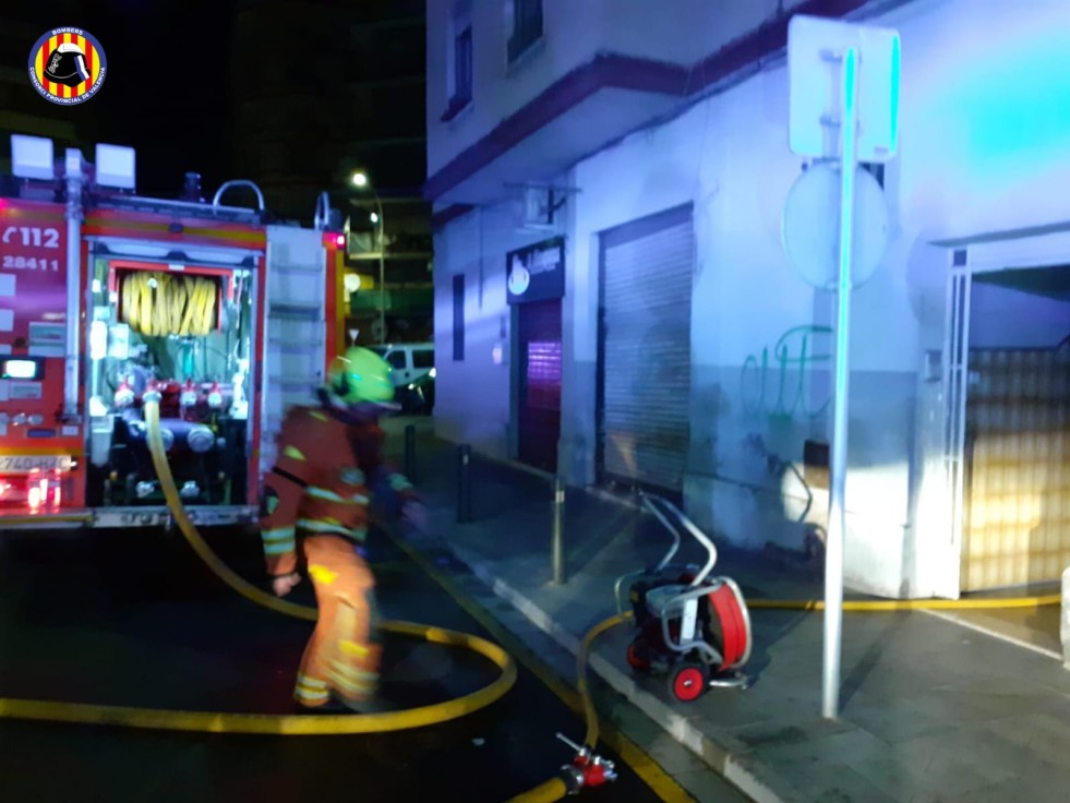 Cuatro personas atendidas y una trasladada al Hospital tras un incendio en Gandia