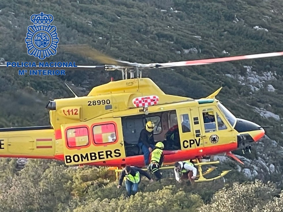 Agentes de Policía Nacional de Gandia rescatan junto a Bomberos a un montañero herido de gravedad en el Mondúver