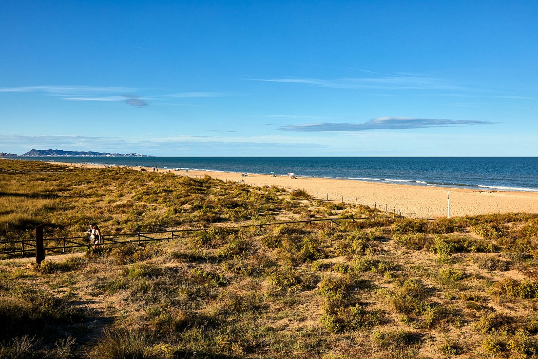 La operativa de estudiantes portugueses supera este año los 4.500 asistentes en la playa de Gandia