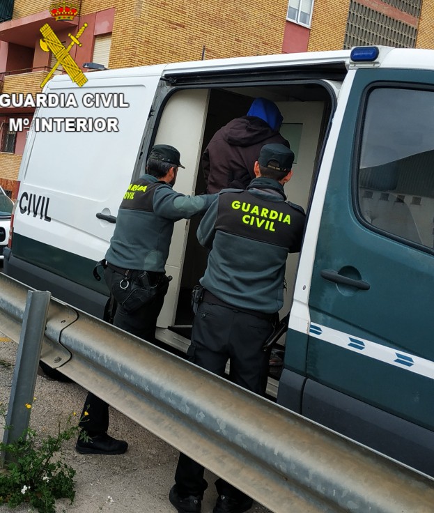 La Guardia Civil  de Gandia detiene a 1 hombre e investiga a 11 trabajadores por robar y vender más de 52.500 kilos de material metálico y cableado de iluminación