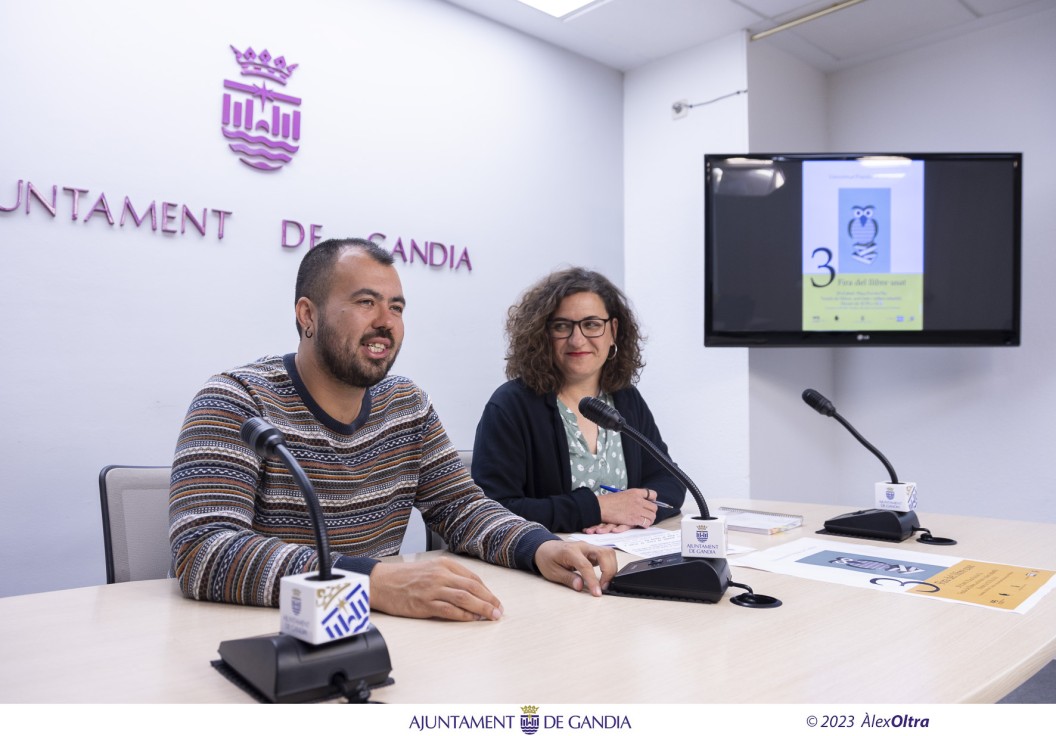 La Universitat Popular de Gandia (UPG)  celebra el Día del Libro con la 3ª edición de la Fireta del Llibre Usat