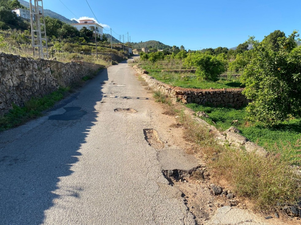 Villalonga repara la entrada al residencial Estancades Altes tras doce años de quejas vecinales
