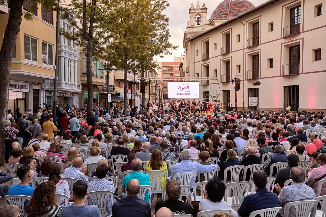 Los Socialistas de Gandia presentan a Prieto y su candidatura en una plaza de l’Escola Pia llena hasta los topes