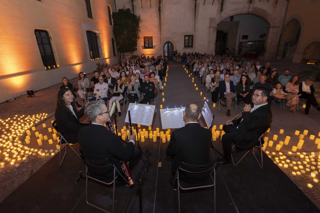 Cáritas Gandia recauda 2.600 euros en el Candle Music Concert en el Palau Ducal dels Borja