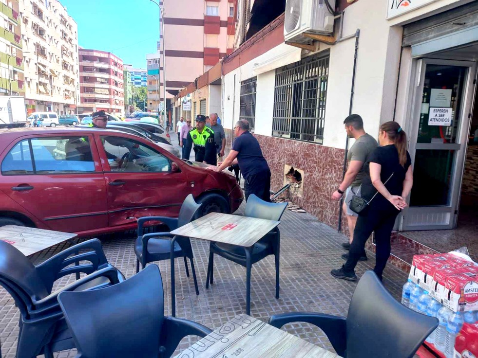 Un coche se empotra contra un bar entre las calles Plus Ultra y Mondúver de Gandia