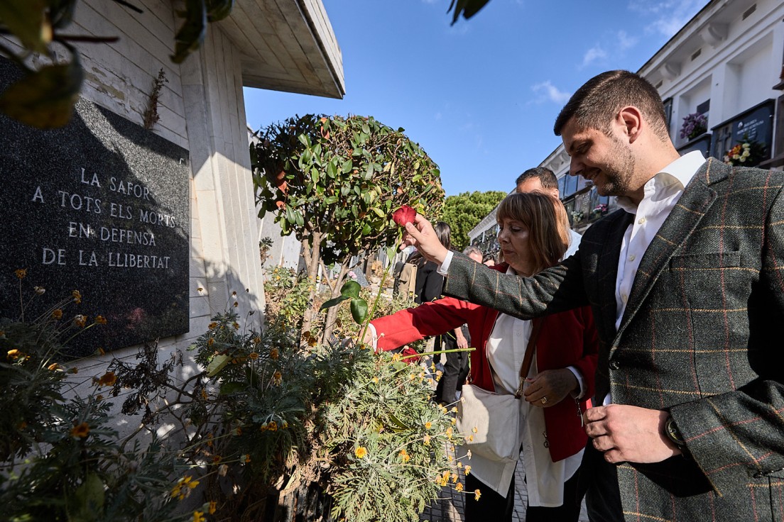 Los Socialistas de Gandia rinden durante el acto del Primero de Mayo un sentido homenaje a las víctimas del franquismo