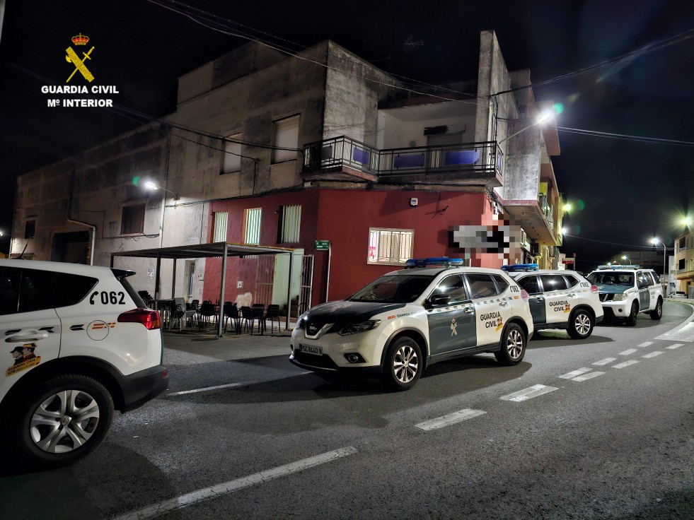 La Guardia Civil desarticula un punto de venta de droga en un bar de Ador y detiene a dos personas