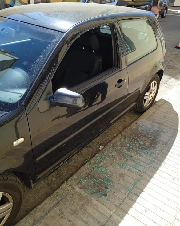 La Policía Local de Almoines libera a un menor que se quedó atrapado en el interior de un coche