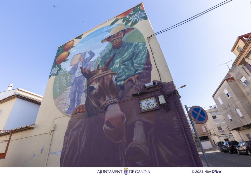 Gandia estrena nuevo mural del Serpis Urban Art Project en la plaza de Els Lluradors en Beniopa a cargo del artista Alaniz