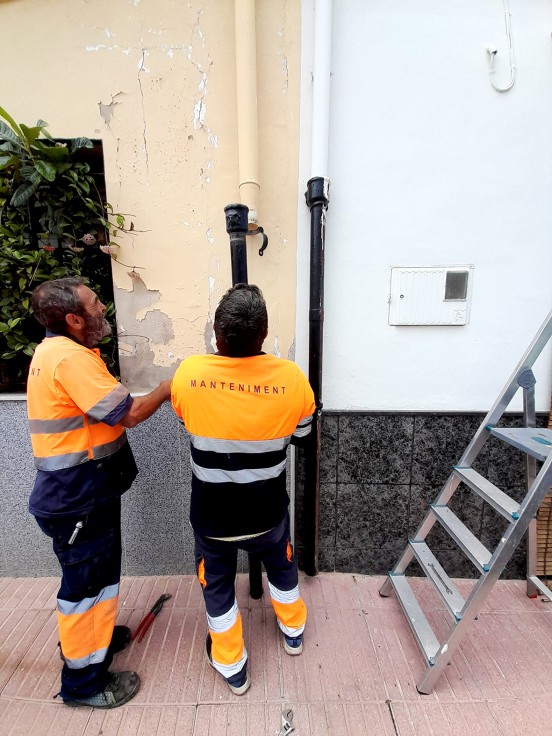 Mantenimiento de Xeresa rescata a una gatita atrapada en una bajante de un canalón que daba a la calle