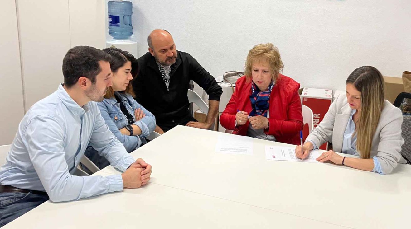 La candidata socialista en Oliva, Ana Morell, firma un contrato social con las Amas de Casa Tyrius para cederles un espacio municipal